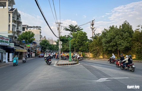 Loạt nút 'thắt cổ chai' ở TP.HCM chờ mở rộng- Ảnh 3. Một đoạn đường Tân Sơn (quận Gò Vấp giáp quận Tân Bình) bị bó hẹp khiến xe cộ dồn ứ, thường xuyên kẹt - Ảnh: LÊ PHAN