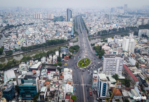 Loạt nút 'thắt cổ chai' ở TP.HCM chờ mở rộng- Ảnh 7. Cầu và vòng xoay đường Điện Biên Phủ cũng là nơi giao thông căng thẳng vào giờ cao điểm, do diện tích cầu nhỏ hơn so với các đoạn đường còn lại, cộng thêm lượng lớn xe cộ ôm cua vòng xoay - Ảnh: CHÂU TUẤN