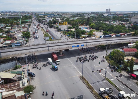 Loạt nút 'thắt cổ chai' ở TP.HCM chờ mở rộng- Ảnh 9. Cách đó chỉ khoảng 500m, đường Nguyễn Thị Định hướng về phà, cảng Cát Lái cũng được xem là một nút 'thắt cổ chai'. Do đó tình trạng xe container xếp hàng dài chờ vào cảng cũng diễn ra liên tục - Ảnh: LÊ PHAN