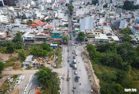 Loạt nút 'thắt cổ chai' ở TP.HCM chờ mở rộng- Ảnh 10. Đường Tân Kỳ Tân Quý (từ đường Bình Long đến đường Mã Lò, quận Bình Tân với tổng chiều dài 1,98km) đang được xây dựng mở rộng. Đoạn ngược lại hướng về đường Trường Chinh vẫn bị bó hẹp - Ảnh: CHÂU TUẤN