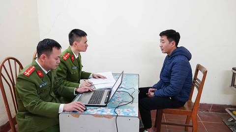 Khởi tố giảng viên khoe 'bao luật' với cảnh sát giao thông, lừa tiền nhiều tài xế- Ảnh 1. Vũ Thái Sơn tại cơ quan công an - Ảnh: Công an tỉnh Sơn La