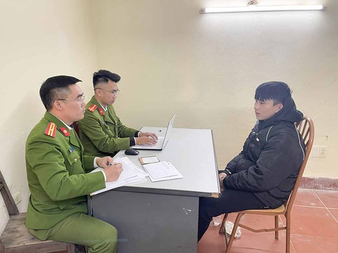 Khởi tố giảng viên khoe 'bao luật' với cảnh sát giao thông, lừa tiền nhiều tài xế- Ảnh 2. Nguyễn Văn Thường tại cơ quan công an - Ảnh: Công an tỉnh Sơn La