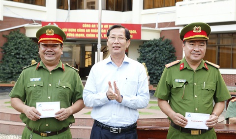 Phá án vụ chém chết người bằng 21 nhát dao: Thưởng nóng cho 2 tập thể- Ảnh 1. Ông Lê Văn Phước - phó chủ tịch thường trực UBND tỉnh An Giang - thưởng nóng cho 2 tập thể bắt nhanh một số đối tượng chém chết người bằng 21 nhát dao - Ảnh: TIẾN VĂN