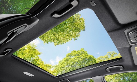 Toyota Corolla Cross 2025 sắp về Đông Nam Á, thay đổi đáng chú ý- Ảnh 4. Cửa sổ trời toàn cảnh giúp mang lại cảm giác rộng rãi hơn trong cabin - Ảnh: Toyota