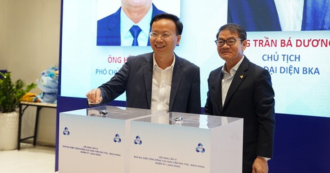 Cựu sinh viên Bách khoa hỗ trợ 1.000 suất vay không lãi/học kỳ- Ảnh 1. PGS.TS Mai Thanh Phong (trái) và ông Trần Bá Dương bỏ phiếu để bầu ra Hội đồng Ban đại diện BKA nhiệm kỳ II 2024-2028 - Ảnh: NHƯ QUỲNH