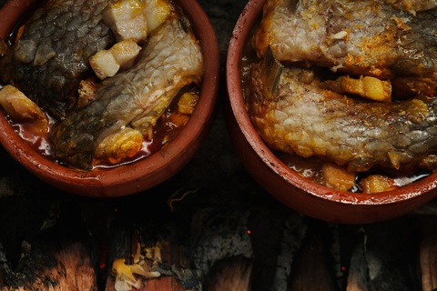 Tây ngại ăn bánh xèo, cá kho tộ, chả giò, tại sao?- Ảnh 7. Cá kho - Ảnh: ĐẬU DUNG