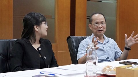 Công bố giải Cuộc thi Nhà báo Lê Xuân Trung (bên phải) – Phó tổng biên tập báo Tuổi Trẻ, Trưởng ban giám khảo - Ảnh: TRƯƠNG KIÊN