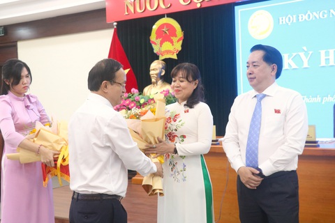 Ông Mai Hữu Quyết làm phó chủ tịch UBND TP Thủ Đức- Ảnh 2. Chủ tịch HĐND TP Thủ Đức Nguyễn Phước Hưng trao hoa chúc mừng 2 tân phó chủ tịch HĐND TP Thủ Đức nhiệm kỳ 2021-2026 - Ảnh: CẨM NƯƠNG