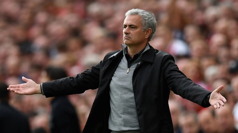 Nhận thẻ đỏ vì phản ứng trọng tài, HLV Mourinho bỏ luôn họp báo sau trận- Ảnh 1. HLV Mourinho bất bình với quyết định của trọng tài - Ảnh: GETTY IMAGES