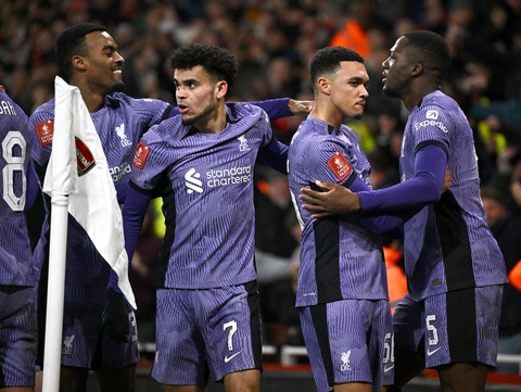 Tin tức thể thao sáng 8-1: Liverpool loại Arsenal khỏi Cúp FA- Ảnh 1. Liverpool vượt qua Arsenal ngay tại sân Emirates - Ảnh: REUTERS