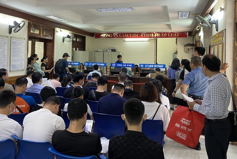 Đề xuất phòng tư pháp huyện ở Hà Nội, TP.HCM, Nghệ An cấp phiếu lý lịch tư pháp- Ảnh 1. Người dân ngồi chờ cấp phiếu lý lịch tư pháp hồi năm 2023 tại Sở Tư pháp Hà Nội - Ảnh: THÀNH CHUNG