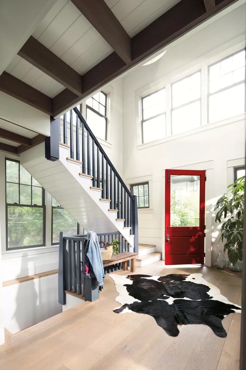 Đỏ và sắc màu của Tết- Ảnh 3. Tạo điểm nhấn nhanh chóng cánh cửa sơn đỏ - Ảnh: BHG