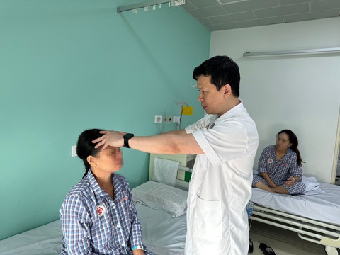 Đau đầu, sổ mũi cẩn thận u nấm mọc trong xoang gây biến chứng nặng nề- Ảnh 1. Thăm khám cho bệnh nhân nhiễm nấm xoang sau phẫu thuật tại Bệnh viện Trung ương Quân đội 108