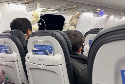 Ảnh chụp màn hình video TikTok được một hành khách trên máy bay Boeing 737 MAX bị bung cửa quay khi máy bay đang hạ cánh khẩn cấp Ảnh chụp màn hình video TikTok được một hành khách trên máy bay Boeing 737 MAX bị bung cửa quay khi máy bay đang hạ cánh khẩn cấp
