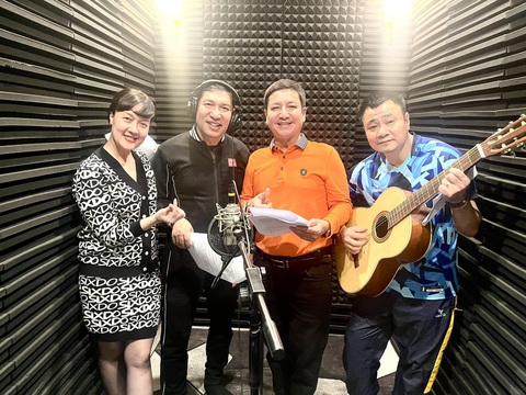 Nghệ sĩ Chí Trung hào hứng khoe những bức ảnh hậu trường của Táo quân dù mệt nhưng cả dàn nghệ sĩ tham gia ai cũng vui Nghệ sĩ Chí Trung hào hứng khoe những bức ảnh hậu trường của Táo quân, dù mệt nhưng cả dàn nghệ sĩ tham gia ai cũng vui