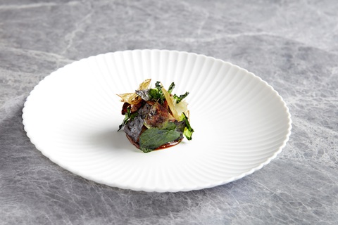 Thực đơn lấy cảm hứng từ con người và nguyên liệu Việt- Ảnh 4. Món bò Wagyu Úc từ nhà David Blackmore với nấm mỡ và nấm hương nghiền, hạt diêm mạch và dưa cải chua của Việt Nam đã tạo ra món ăn ngon kinh ngạc và gây bất ngờ về sự phối hợp.