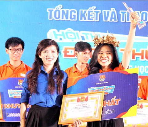 Nữ sinh đất thép Củ Chi thành thủ lĩnh học sinh THPT- Ảnh 1. Phó chủ tịch Hội Sinh viên Việt Nam Hồ Hồng Nguyên (trái) trao giải nhất cho Thủ lĩnh học sinh TP.HCM Phan Nguyễn Cát Tường - Ảnh: C.TRIỆU