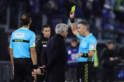 Nhận thẻ đỏ vì phản ứng trọng tài, HLV Mourinho bỏ luôn họp báo sau trận- Ảnh 2. HLV Mourinho bị phạt thẻ vàng - Ảnh: AFP