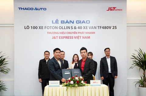 THACO AUTO bàn giao lô 140 xe cho J&T Express Việt Nam- Ảnh 1. Đại diện THACO AUTO (bên trái) và đại diện J&T Express VN ký kết bàn giao 140 xe