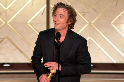 Vẫn là lĩnh vực truyền hình, Jeremy Allen White vừa được trao Quả cầu vàng cho Nam chính xuất sắc nhất - Thể loại nhạc kịch hay hài (Best Performance by an Actor in a Television Series - Comedy or Musical) với vai diễn đầu bếp Carmy trong The Bear. Năm ngoái, vai diễn này cũng mang về cho anh một Quả cầu vàng ở cùng hạng mục. Vẫn là lĩnh vực truyền hình, Jeremy Allen White vừa được trao Quả cầu vàng cho Nam chính xuất sắc nhất - Thể loại nhạc kịch hay hài (Best Performance by an Actor in a Television Series - Comedy or Musical) với vai diễn đầu bếp Carmy trong The Bear. Năm ngoái, vai diễn này cũng mang về cho anh một Quả cầu vàng ở cùng hạng mục.