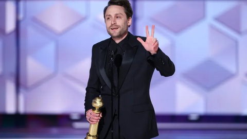 Ngôi sao Ở nhà một mình Kieran Culkin mang về một chiến thắng nữa cho Succession. Vai diễn Romulus Roman Roy trong series của HBO giúp anh có được Quả cầu vàng 2024 ở hạng mục Nam chính truyền hình xuất sắc nhất - Thể loại chính kịch (Best Performance by an Actor in a Television Series - Drama). Kieran Culkin, em trai của diễn viên chính phim Ở nhà một mình, mang về một chiến thắng nữa cho Succession. Vai diễn Romulus Roman Roy trong series của HBO giúp anh có được Quả cầu vàng 2024 ở hạng mục Nam chính truyền hình xuất sắc nhất - Thể loại chính kịch (Best Performance by an Actor in a Television Series - Drama).