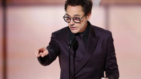 Oppenheimer giành 5 Quả cầu vàng, Taylor Swift ra về sau khi trượt giải- Ảnh 21. Robert Downey Jr đùa rằng mình phải uống thuốc hạ huyết áp để đón nhận chiến thắng này. Robert Downey Jr vào vai Lewis Strauss, kẻ thù ngoài đời thực của Oppenheimer trong bộ phim sử thi của Christopher Nolan. Bản thân mà Robert cũng gọi bộ phim này là một “kiệt tác”.