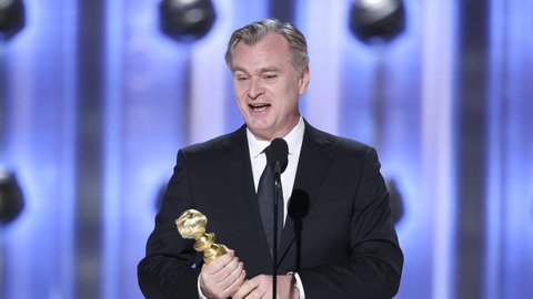 Cuối cùng sau 6 lần được đề cử, Christopher Nolan cũng có Quả cầu vàng của mình. Trong bài phát biểu của mình, ông dành sự tri ân cho nam diễn viên quá cố Heath Ledger. Cuối cùng sau 6 lần được đề cử, Christopher Nolan cũng có Quả cầu vàng của mình. Trong bài phát biểu của mình, ông dành sự tri ân cho nam diễn viên quá cố Heath Ledger.