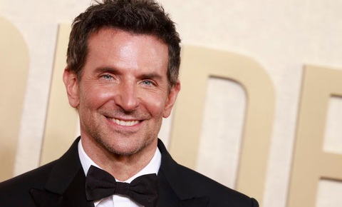 Bradley Cooper - người dược dự báo giành giải Nam diễn viên chính xuất sắc tại Quả cầu vàng năm nay cho vai diễn nhà soạn nhạc Leonard Bernstein trong bộ phim Maestro. Anh cũng được đề cử giải Đạo diễn xuất sắc cho bộ phim này - Ảnh: AFP Bradley Cooper - người dược dự báo giành giải Nam diễn viên chính xuất sắc tại Quả cầu vàng năm nay cho vai diễn nhà soạn nhạc Leonard Bernstein trong bộ phim Maestro. Anh cũng được đề cử giải Đạo diễn xuất sắc cho bộ phim này - Ảnh: AFP