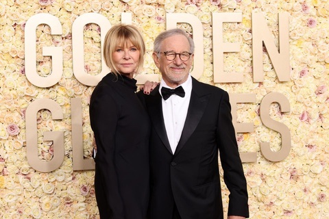 Đạo diễn, nhà sản xuất kì cựu Steven Spielberg và người bạn đời, nữ diễn viên Kate Capshaw trên thảm đỏ Quả cầu vàng. Steven Spielberg từng nhiều lần được đề cử và giành giải - Ảnh: Getty Đạo diễn, nhà sản xuất kỳ cựu Steven Spielberg và người bạn đời, nữ diễn viên Kate Capshaw, trên thảm đỏ Quả cầu vàng. Steven Spielberg từng nhiều lần được đề cử và giành giải - Ảnh: Getty
