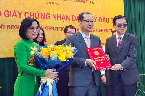 Đồng Nai cấp phép mới 4 dự án FDI hơn 156 triệu USD- Ảnh 1. Lãnh đạo Tỉnh ủy, UBND tỉnh Đồng Nai trao giấy chứng nhận đầu tư cho dự án FDI mới - Ảnh: H.M.