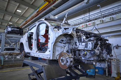 Đến nơi phá hủy 10.000 chiếc xe BMW mỗi năm- Ảnh 8. RDC không chỉ là nơi phá hủy và tài chế xe BMW. Những phản hồi từ cơ sở này cho các nhà thiết kế biết cần sử dụng những vật liệu nào để có thể tạo ra một chiếc xe tối ưu cả về mặt sử dụng và tái chế. Từ đó, tạo ra một chiếc xe