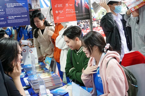 Không có ngành Ngoài việc được tư vấn tại sân khấu chính, học sinh có cơ hội tìm hiểu thông tin cụ thể tại gian tư vấn của các trường - Ảnh: Đ.C.