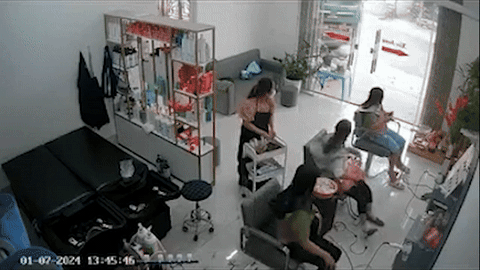 Nguyên nhân vụ xe tải lao vào quán cắt tóc khiến 1 người chết- Ảnh 1. Camera ghi lại lúc xe tải lao vào quán cắt tóc - Ảnh: Người dân cung cấp