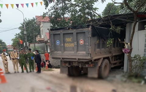 Nguyên nhân vụ xe tải lao vào quán cắt tóc khiến 1 người chết- Ảnh 2. Hiện trường vụ xe tải lao vào quán cắt tóc - Ảnh: Công an cung cấp