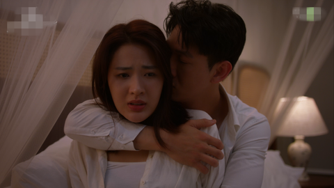 Netizen bức xúc đòi cấm chiếu phim của Song Luân, Minh Trang- Ảnh 2. Dù chưa chia tay với người cũ, cặp đôi chính không kiểm soát được cảm xúc và hành động của bản thân