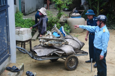 Phi công nhảy dù an toàn, một người dân bị thương trong vụ máy bay rơi ở Quảng Nam- Ảnh 4. Cơ quan chức năng thu thập mảnh vỡ máy bay rơi để phục vụ điều tra - Ảnh: B.D.