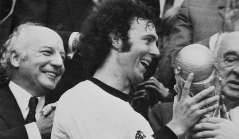 10 bức ảnh hiếm hoi trong cuộc đời bóng đá của Franz Beckenbauer- Ảnh 10. Franz Beckenbauer với chức vô địch World Cup vào ngày 7-7-1974 - Ảnh: AFP