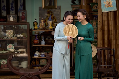 Không chỉ là tà áo dài truyền thống, NTK Minh Châu còn thổi hồn cho bộ sưu tập lần này với mẫu bà ba cách điệu, gợi nhớ hình ảnh người phụ nữ Nam bộ kín đáo, thủy chung Không chỉ là tà áo dài truyền thống, nhà thiết kế Minh Châu còn thổi hồn cho bộ sưu tập lần này với mẫu bà ba cách điệu, gợi nhớ hình ảnh người phụ nữ Nam Bộ kín đáo, thủy chung