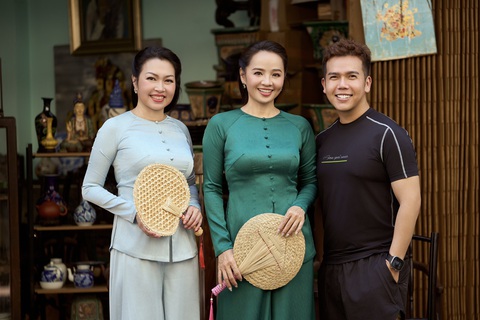 Ở hiện tại, Thúy Loan vẫn giữ được vẻ đẹp cuốn hút, đặc biệt là nụ cười tươi khiến NTK Minh Châu yêu mến ngay từ những lần đầu gặp gỡ. Anh lựa chọn hai diễn viên của Đất Phương Nam với mong muốn truyền tải đúng hình ảnh của người phụ nữ Nam Bộ xưa chứ không vì mục đích câu view. Còn riêng Thúy Loan, cô ấn tượng với các thiết kế của Minh Châu và mong được hợp tác tiếp tục. Nói về cuộc sống riêng, Thúy Loan cho biết bản thân hài lòng với vai trò làm vợ, làm mẹ nên chuyện trở lại với nghề diễn là một cái duyên, không thể nói trước trong tương lai. Ở hiện tại, Thúy Loan vẫn giữ được vẻ đẹp cuốn hút, đặc biệt là nụ cười tươi khiến nhà thiết kế Minh Châu (bìa phải) yêu mến ngay từ những lần đầu gặp gỡ. Anh lựa chọn hai diễn viên của "Đất phương Nam" với mong muốn truyền tải đúng hình ảnh của người phụ nữ Nam Bộ xưa chứ không vì mục đích câu view.
