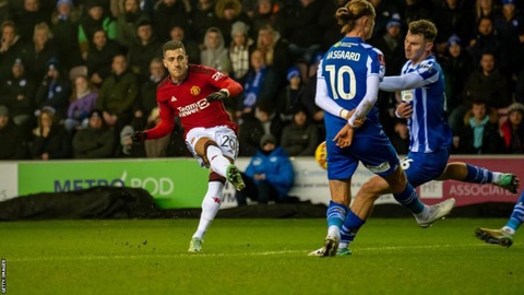 Tin tức thể thao sáng 9-1: Manchester United chiến thắng ở Cúp FA; cầu thủ cricket đột tử trên sân- Ảnh 1. Diogo Dalot với cú sút ghi bàn mở tỉ số cho Manchester United trước Wigan - Ảnh: Getty
