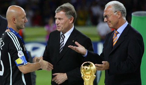 10 bức ảnh hiếm hoi trong cuộc đời bóng đá của Franz Beckenbauer- Ảnh 3. Thủ môn người Pháp Fabien Barthez (trái) được Tổng thống Đức Horst Koehler (giữa) và ban tổ chức World Cup Franz Beckenbauer (phải) an ủi khi trao giải á quân ở World Cup 2006 - Ảnh: AFP