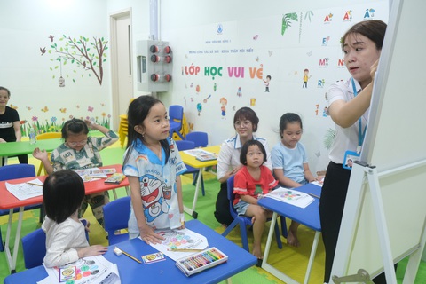 Lớp học vui vẻ trong bệnh viện- Ảnh 2. Hiện Bệnh viện Nhi đồng 1 có 2 lớp học tại khoa nhiễm thần kinh và khoa thận nội tiết - Ảnh: NGỌC PHƯỢNG