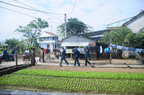 Phi công nhảy dù an toàn, một người dân bị thương trong vụ máy bay rơi ở Quảng Nam- Ảnh 5. Bộ đội phòng không cùng các đơn vị chức năng phân chia nhiều vị trí để bảo vệ hiện trường - Ảnh: B.D.
