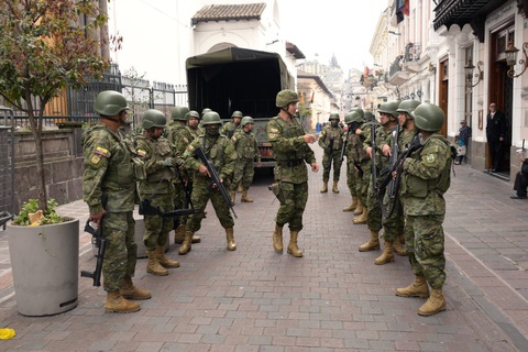 Ecuador ban hành tình trạng khẩn cấp, nhiều cảnh sát bị bắt cóc- Ảnh 1. Binh sĩ Ecuador được triển khai tại thủ đô Quito ngày 9-1 - Ảnh: AFP