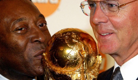 10 bức ảnh hiếm hoi trong cuộc đời bóng đá của Franz Beckenbauer- Ảnh 4. Huyền thoại Brazil Pele hôn chiếc cúp FIFA World Cup khi chụp ảnh cùng người đứng đầu ban tổ chức Giải vô địch World Cup 2006 Franz Beckenbauer tại Berlin, Đức ngày 12-3-2003 - Ảnh: REUTERS