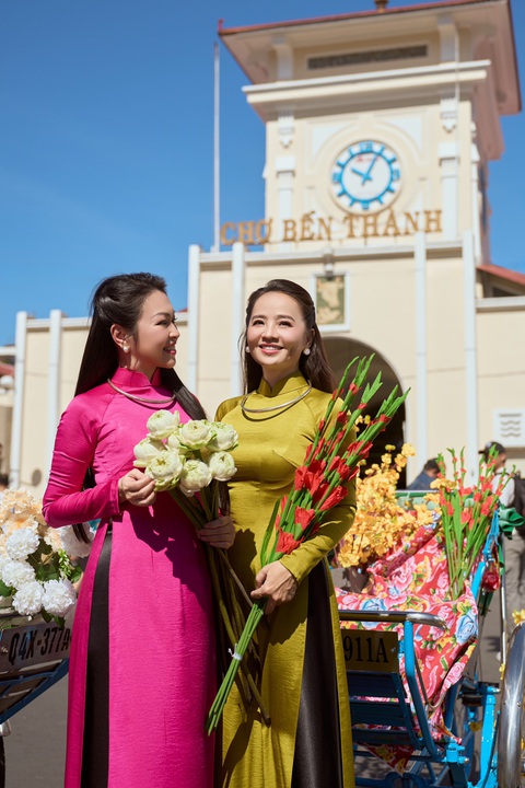 Nếu như diễn viên Thúy Loan hóa thân thành một quý cô duyên dáng trong tà áo dài hồng thì Hoài An cũng không hề kém cạnh với thiết kế màu xanh rêu kết hợp vòng cổ đậm chất xưa. Nếu như diễn viên Thúy Loan hóa thân thành một quý cô duyên dáng trong tà áo dài hồng thì Hoài An cũng không hề kém cạnh với thiết kế màu xanh rêu kết hợp vòng cổ đậm chất xưa.
