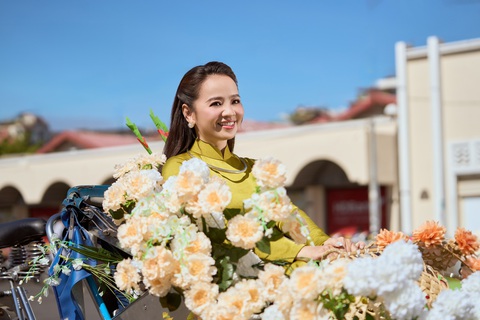Hoài An - Thúy Loan diện áo dài hội ngộ sau ‘Đất phương Nam’- Ảnh 6. Ngoài ra, nhan sắc trẻ trung của nữ diễn viên khi gần chạm ngưỡng 50 tuổi cũng khiến nhiều người xuýt xoa.