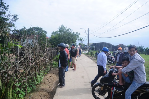 Phi công nhảy dù an toàn, một người dân bị thương trong vụ máy bay rơi ở Quảng Nam- Ảnh 7. Người dân đứng ngoài hiện trường theo dõi vụ việc - Ảnh: B.D.