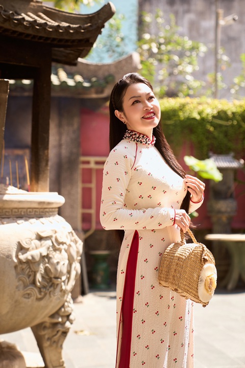 Còn riêng Thúy Loan, cô ấn tượng với các thiết kế của Minh Châu và mong được hợp tác tiếp tục. Nói về cuộc sống riêng, Thúy Loan cho biết bản thân hài lòng với vai trò làm vợ, làm mẹ nên chuyện trở lại với nghề diễn là một cái duyên, không thể nói trước trong tương lai. Còn riêng Thúy Loan, cô ấn tượng với các thiết kế của Minh Châu và mong được hợp tác tiếp tục. Nói về cuộc sống riêng, Thúy Loan cho biết bản thân hài lòng với vai trò làm vợ, làm mẹ nên chuyện trở lại với nghề diễn là một cái duyên, không thể nói trước trong tương lai.