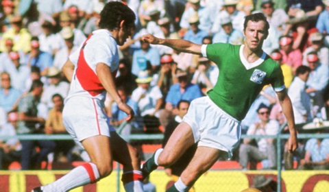 10 bức ảnh hiếm hoi trong cuộc đời bóng đá của Franz Beckenbauer- Ảnh 6. Franz Beckenbauer của Tây Đức trong trận gặp Peru ngày 6-10-1970 - Ảnh: REUTERS